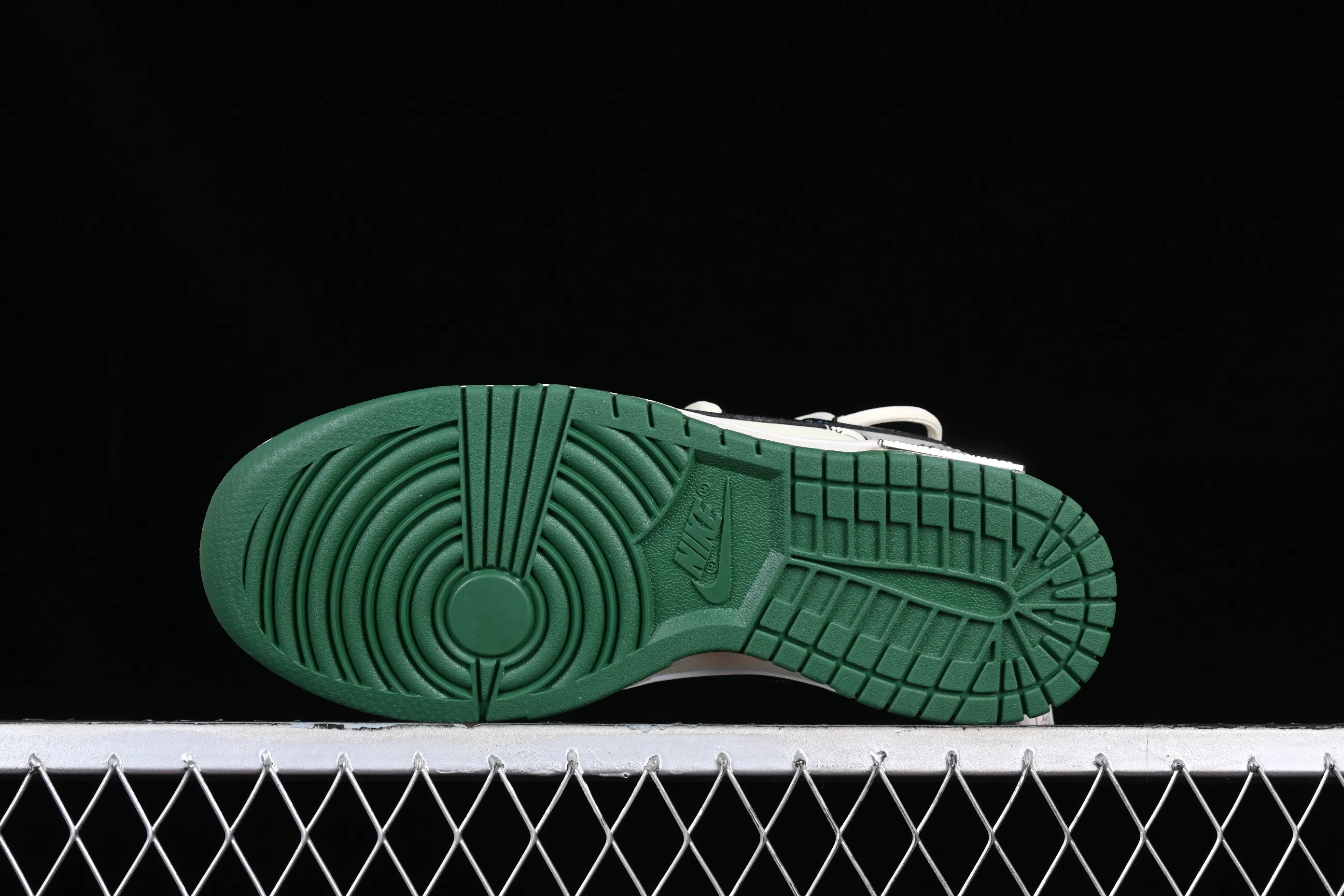 All Categories Nk SB Dunk Series Nk SB Dunk Low Low-top sneakers Customized large box Nk Dunk Low "Miami Hurricanes" Space Exploration Star Trek Customized version of deconstructed straps Retro distressed low-top sneakers DD1391-300